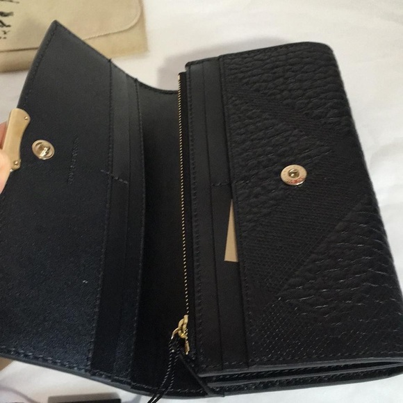 BURBERRY Embossed Check Signature Grain Porter - Picture 8 of 8